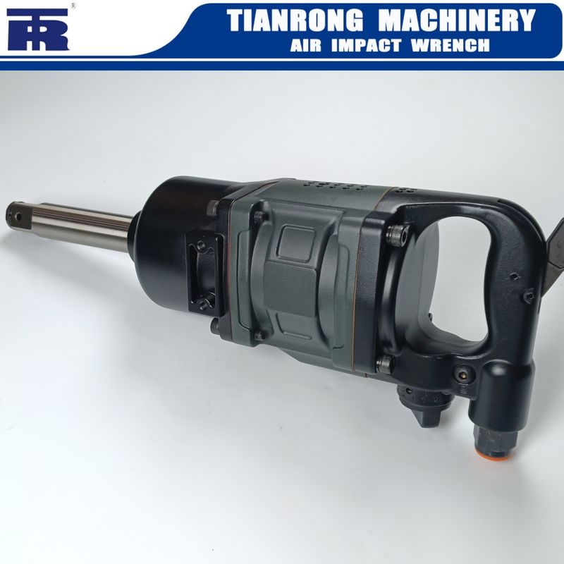 Es muy ligera, con una llave de impacto de 1 pulgada, doble martillo de 3500nm, máximo de torque, longitud de yunque de 6/8 pulgadas.