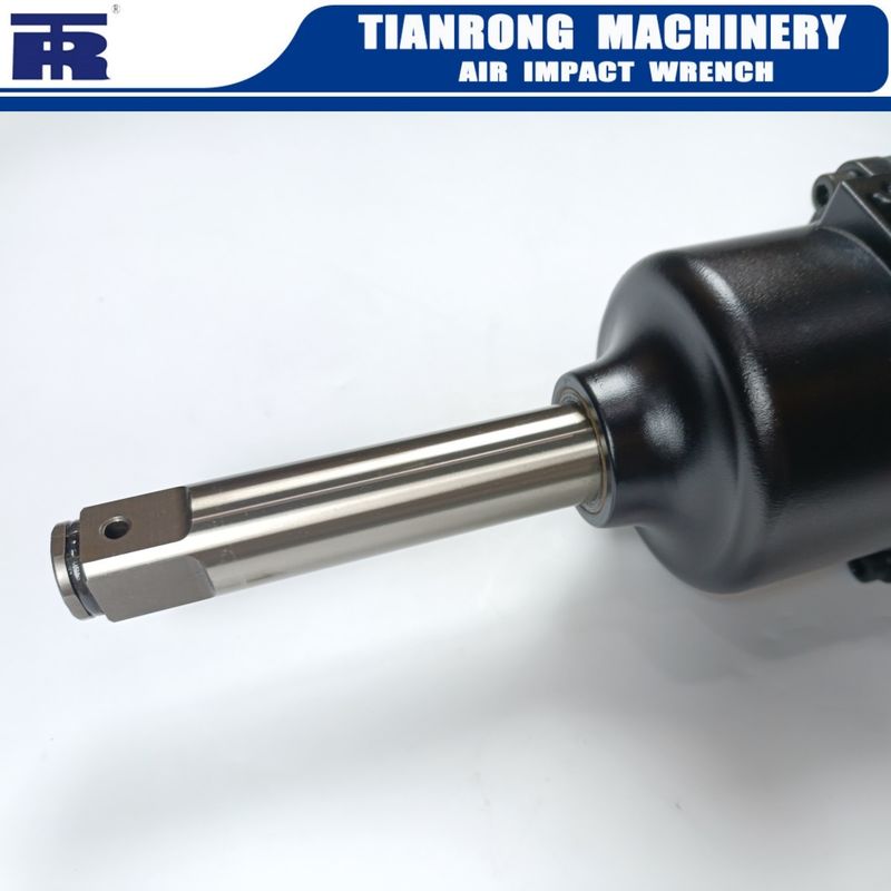 Es muy ligera, con una llave de impacto de 1 pulgada, doble martillo de 3500nm, máximo de torque, longitud de yunque de 6/8 pulgadas.
